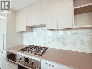 6468 Willingdon Ave in Burnaby, BC - Building Photo - Building Photo