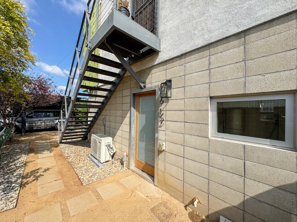 956 Camulos St, Unit 956.5 in Los Angeles, CA - Building Photo