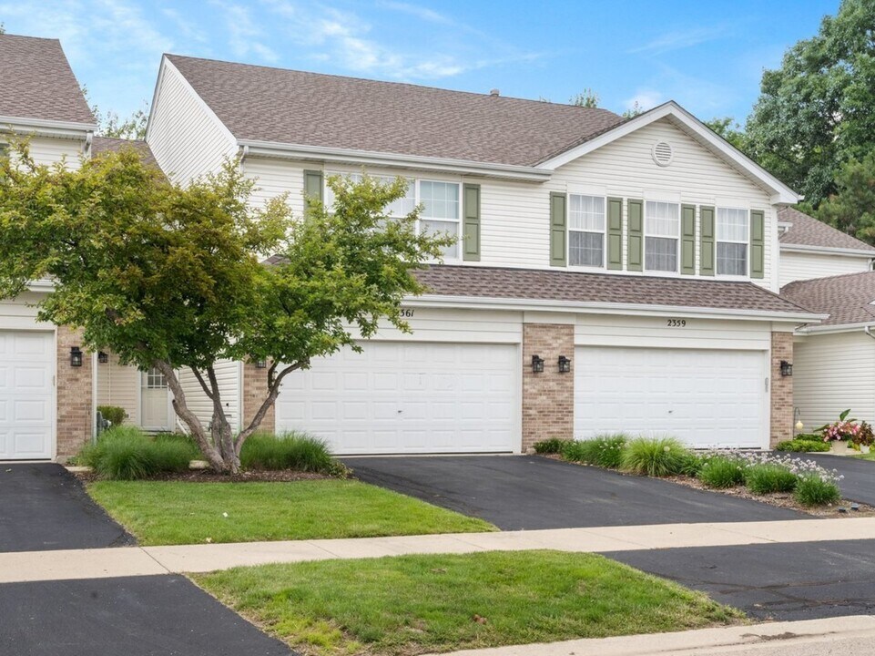 2361 Stoughton Cir in Aurora, IL - Building Photo
