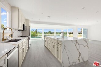 7124 Gateshead Way in Los Angeles, CA - Building Photo - Building Photo