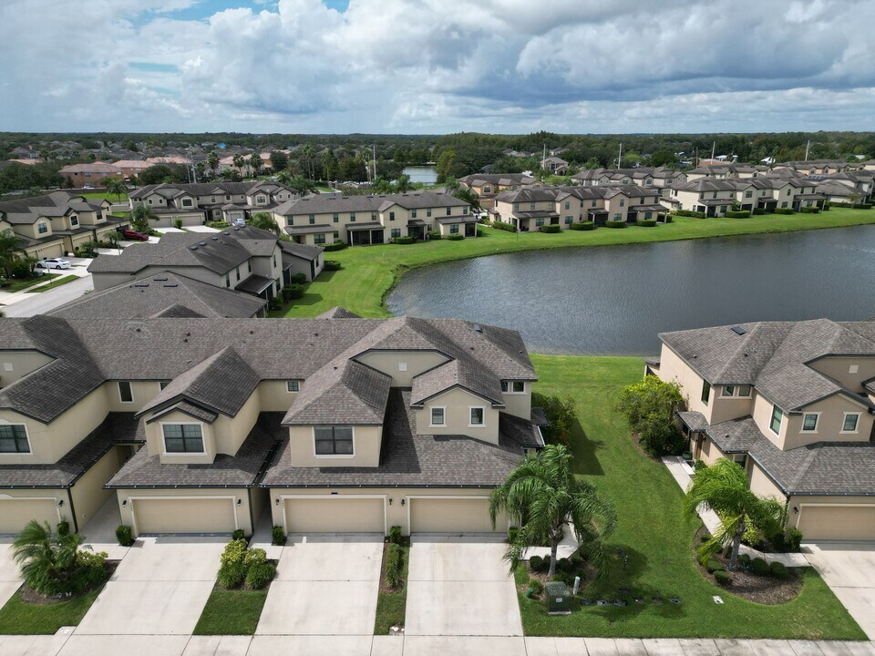 2449 Seven Oaks Dr in St. Cloud, FL - Foto de edificio