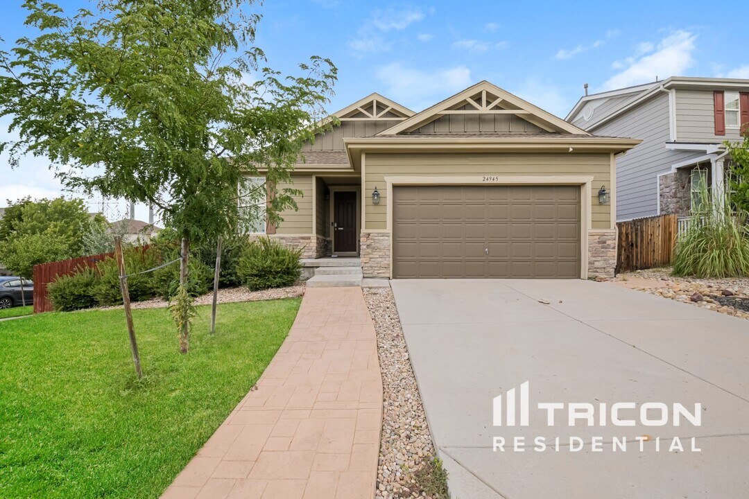 24945 E Pinewood Pl in Aurora, CO - Foto de edificio