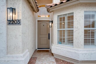 2203 E Crest Ln in Phoenix, AZ - Building Photo - Building Photo