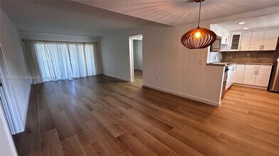 8415 SW 107th Ave in Miami, FL - Building Photo - Building Photo