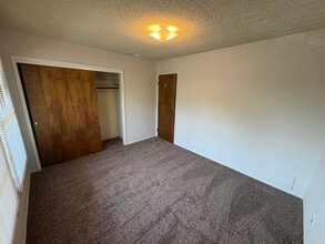 3922-3926 W Hillsdale Ct in Visalia, CA - Building Photo - Building Photo