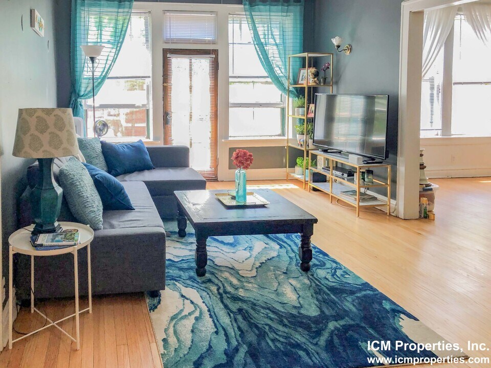400 W Surf St, Unit 428 in Chicago, IL - Building Photo