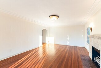 1066 S Genesee Ave in Los Angeles, CA - Building Photo - Building Photo