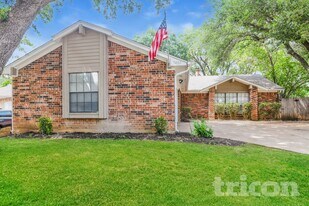 2407 Springridge Dr in Arlington, TX - Building Photo