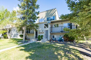 610 3 St in Canmore, AB - Building Photo