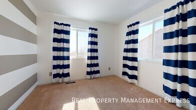 Spacious 4 Bedroom 2 Bath Home with attach in Sioux Falls, SD - Foto de edificio - Building Photo