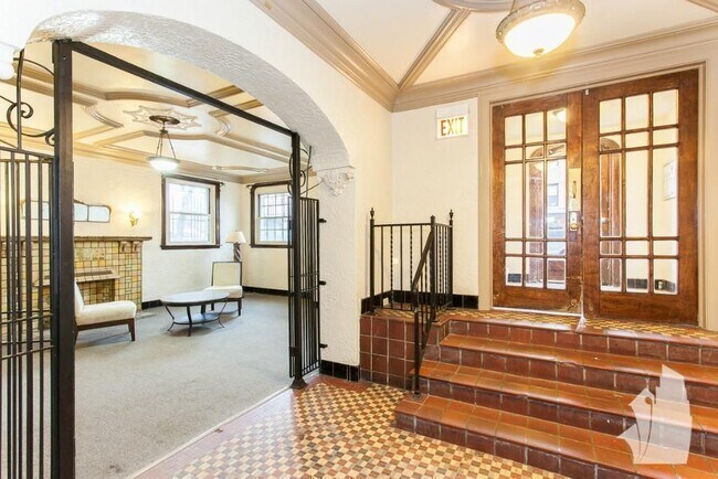 2536 N Sawyer Ave in Chicago, IL - Foto de edificio - Building Photo