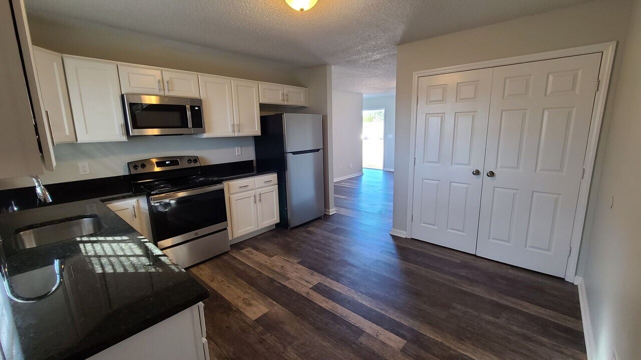 28 Coats Cir in Benson, NC - Building Photo
