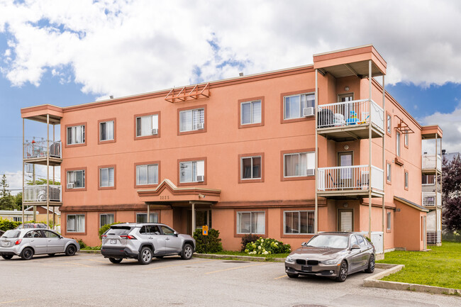 2225 Des Laurentides Boul in Laval, QC - Building Photo - Building Photo