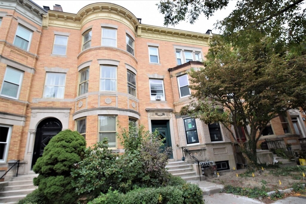 1736 Beacon St in Brookline, MA - Building Photo