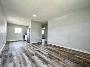 529 NW 5th St-Unit -8 in Hallandale Beach, FL - Building Photo - Building Photo