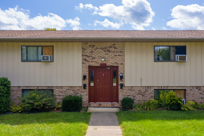 506 W Cummins St in Tecumseh, MI - Foto de edificio - Building Photo