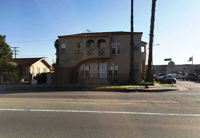 8330 S Figueroa St in Los Angeles, CA - Building Photo - Building Photo