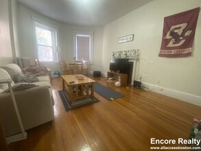 1786 Beacon St, Unit 1A in Brookline, MA - Foto de edificio - Building Photo