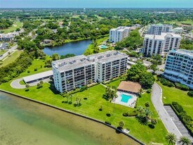 100 Oakmont Ln in Belleair, FL - Building Photo