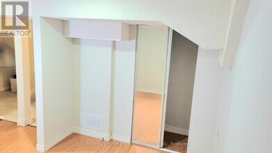 23 Bruce Beer Dr in Brampton, ON - Building Photo - Building Photo