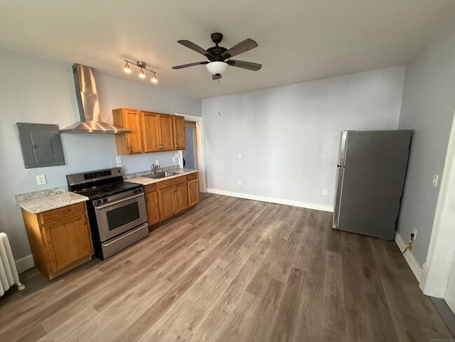 15 Huntington St in New London, CT - Building Photo - Building Photo