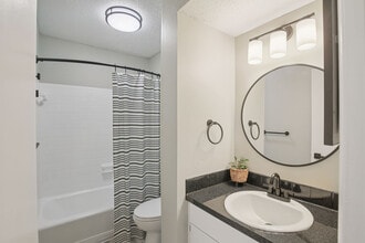 Latitude 72 in Kansas City, MO - Foto de edificio - Building Photo