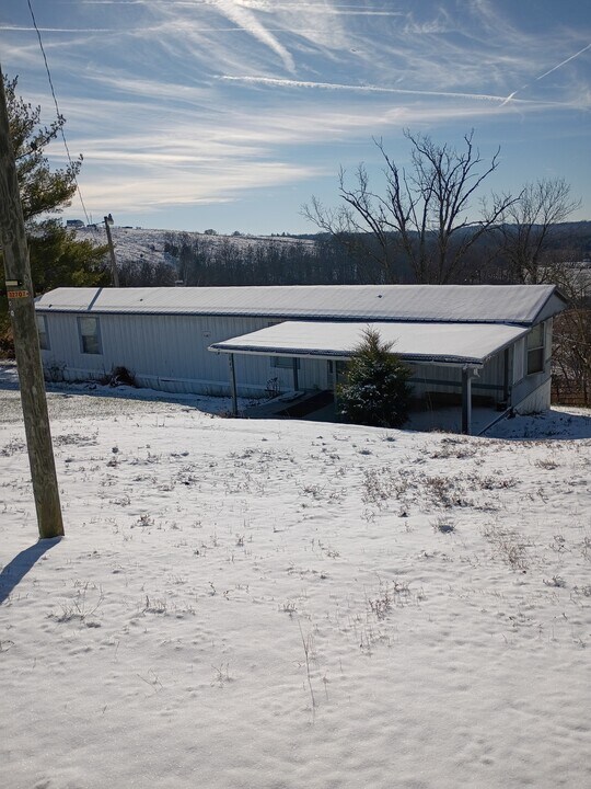 643 Kelly Rd in De Mossville, KY - Building Photo
