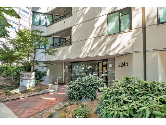 2245 SW Park Pl in Portland, OR - Foto de edificio - Building Photo