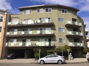 Melba Lake Apartments in Oakland, CA - Building Photo - Building Photo