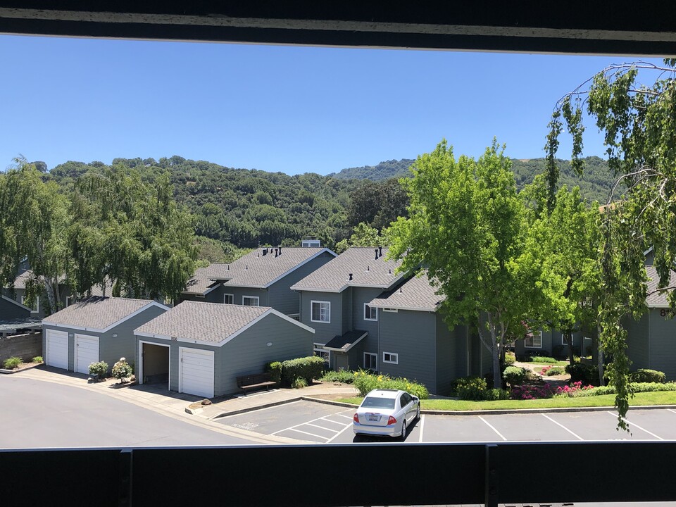 8145 Mountain View Dr, Unit F in Pleasanton, CA - Building Photo