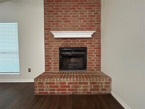 915 Cedarland Blvd in Arlington, TX - Foto de edificio - Building Photo