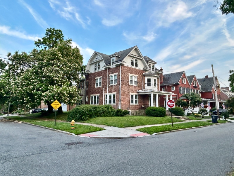 2010 Woodlawn Ave in Wilmington, DE - Building Photo
