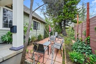 2302 Berkeley Ave in Los Angeles, CA - Foto de edificio - Building Photo