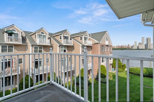 449 Albany Ct in West New York, NJ - Building Photo - Building Photo