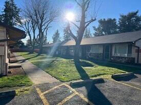Kingston Gardens in Portland, OR - Building Photo