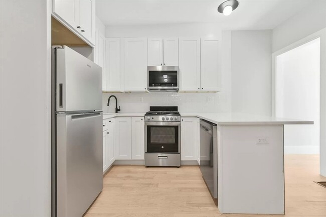 177 Chelsea St, Unit #1 in Boston, MA - Building Photo - Building Photo