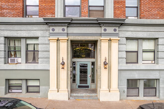 Carlton Court Condominiums in Portland, OR - Building Photo - Building Photo