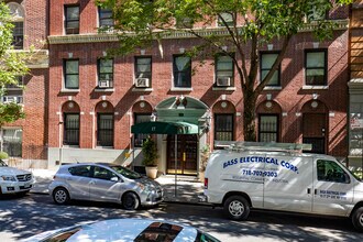 17 W 64th St in New York, NY - Building Photo - Building Photo