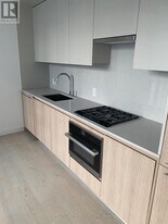 81 Wellesley St E in Toronto, ON - Building Photo