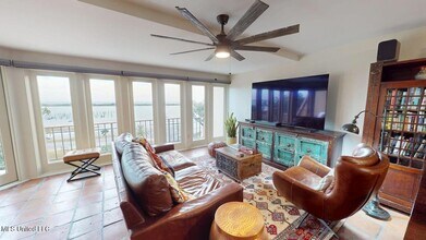 520 Beach Blvd, Unit 501 in Biloxi, MS - Foto de edificio - Building Photo