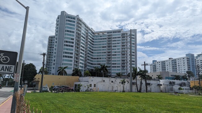 7135 Collins Ave, Unit 923 in Miami, FL - Foto de edificio - Building Photo