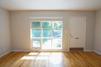 3717 S Corbett Ave in Portland, OR - Building Photo - Building Photo