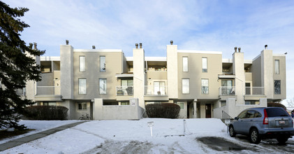 906 Varsity Dr NW in Calgary, AB - Building Photo - Building Photo