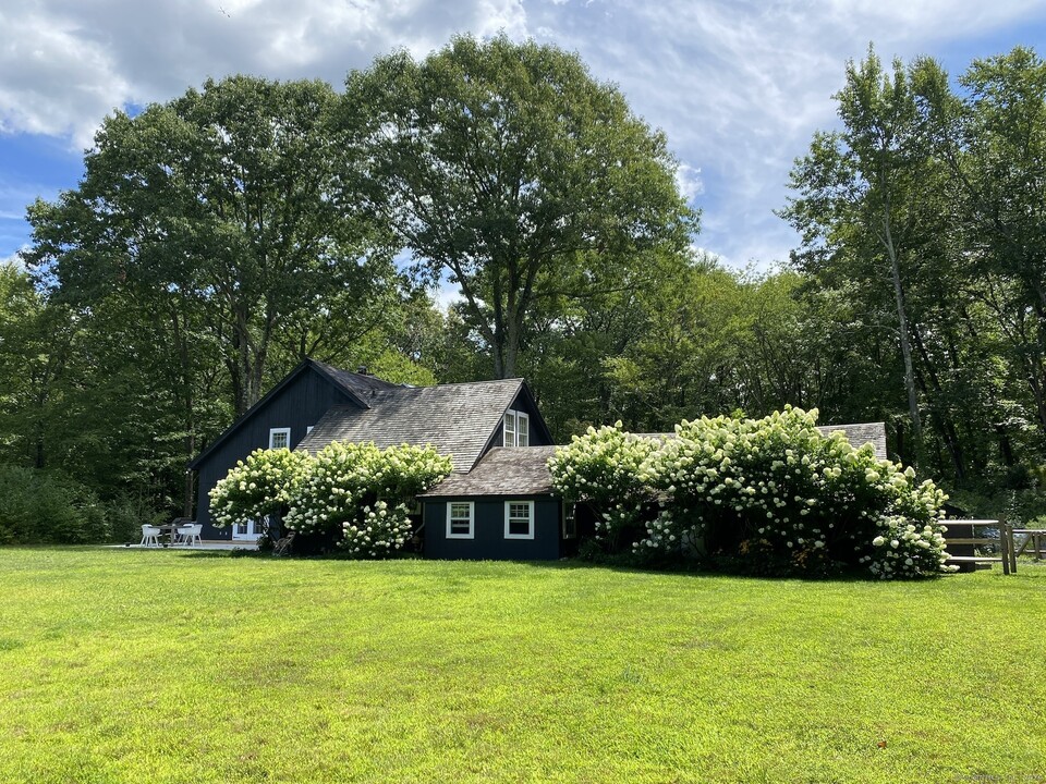 18 Bear Burrow Rd in Roxbury, CT - Building Photo