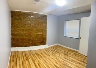 4355 S Sawyer Ave, Unit 002 in Chicago, IL - Foto de edificio - Building Photo