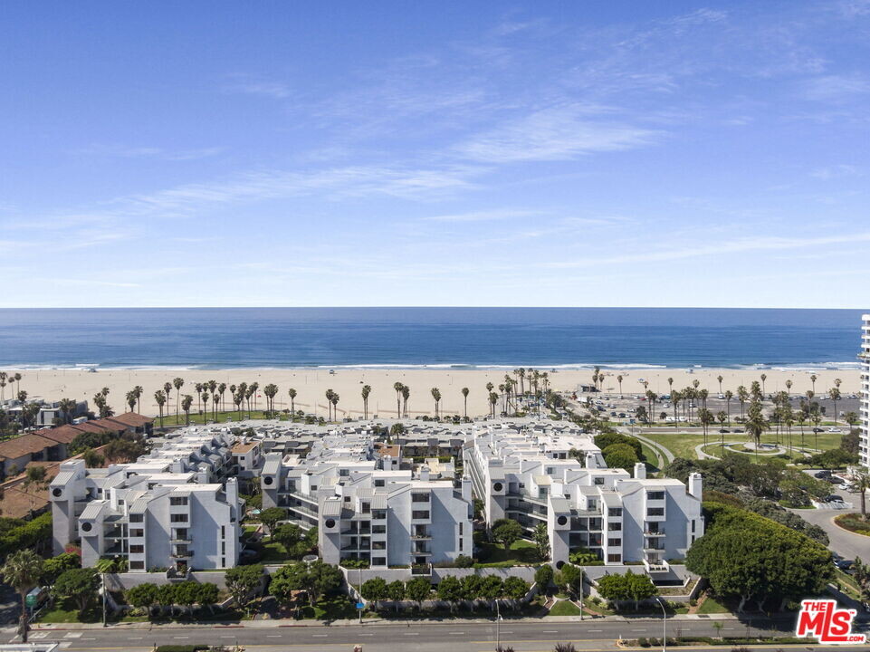 2960 Neilson Way in Santa Monica, CA - Building Photo