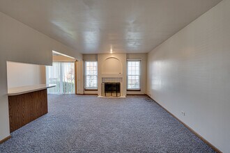 196 Park Ridge Ln in Aurora, IL - Building Photo - Building Photo