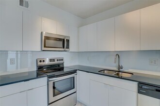 2140 NE 56th St in Fort Lauderdale, FL - Foto de edificio - Building Photo