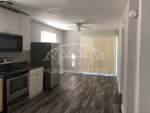 7216 Ken Knight Dr W in Jacksonville, FL - Building Photo - Building Photo