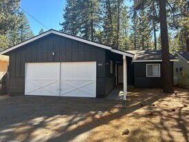 884 Modesto Ave in South Lake Tahoe, CA - Building Photo